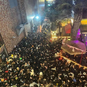 遇到踩踏事故应该怎么办？